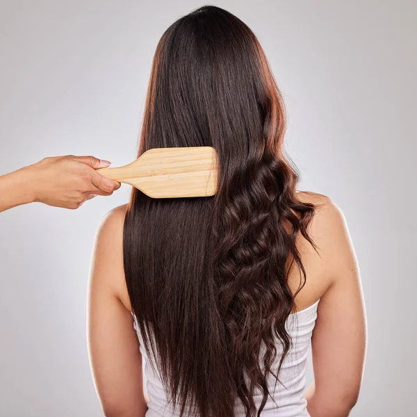Постріл Жінки Позує Наполовину Випрямленим Наполовину Завитим Волоссям — стокове фото