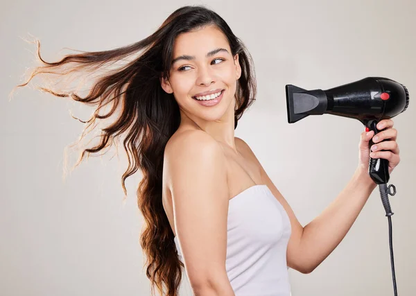 Shot Beautiful Young Woman Blowdrying Her Hair While Standing Grey — Foto Stock