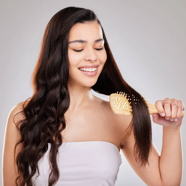Студійний Знімок Молодої Жінки Чистить Волосся — стокове фото