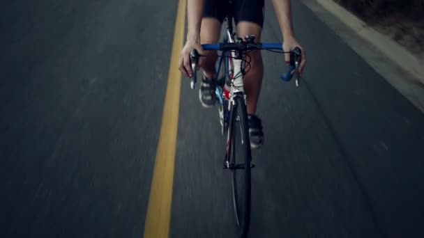 Видеозапись Молодого Человека Наслаждающегося Прогулкой Велосипеде Закате — стоковое видео