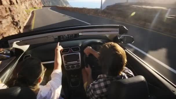 Mladý Pár Zamilovaný Těší Road Trip Jejich Kabrioletu — Stock video