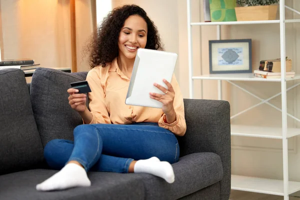 Aufnahme Einer Frau Die Eine Kreditkarte Hält Während Sie Hause — Stockfoto