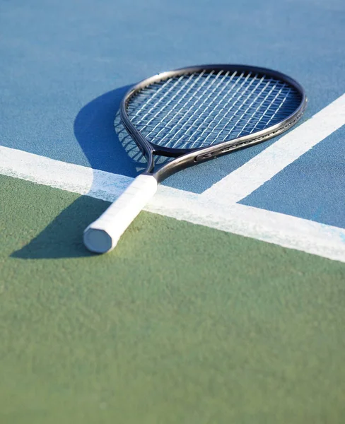 Scatto Una Racchetta Tennis Campo Durante Giorno — Foto Stock