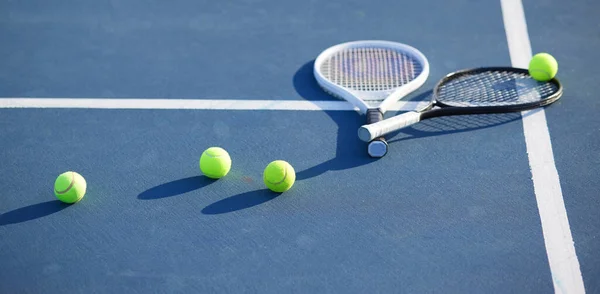Shot Two Tennis Rackets Tennis Balls Court Day — Stockfoto
