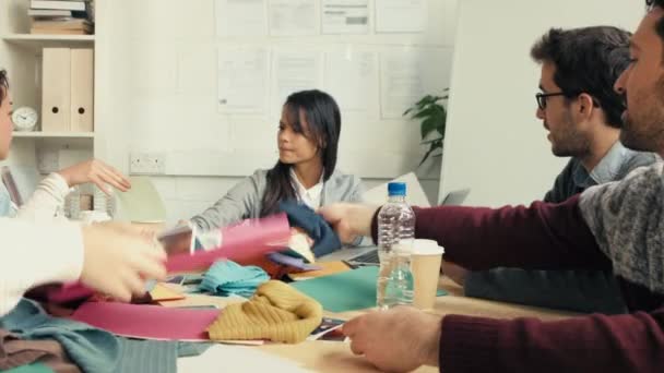 Videomaterial Einer Gruppe Von Geschäftsleuten Bei Einem Meeting Einem Modernen — Stockvideo