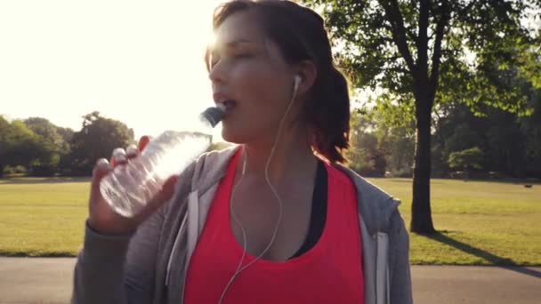 Video Piękną Młodą Kobietą Pijącą Wodę Podczas Treningu Zewnątrz — Wideo stockowe