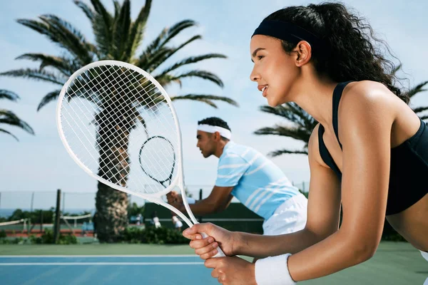 Tourné Une Jolie Jeune Femme Debout Jouant Tennis Avec Son — Photo