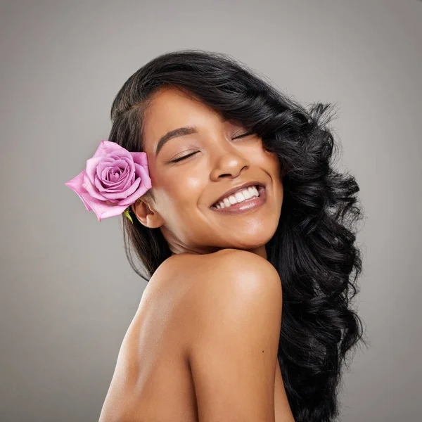 Shot Beautiful Young Woman Posing Flower Her Hair — Stockfoto