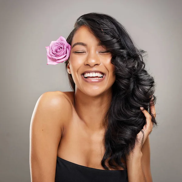 Shot Beautiful Young Woman Posing Flower Her Hair — Stock fotografie