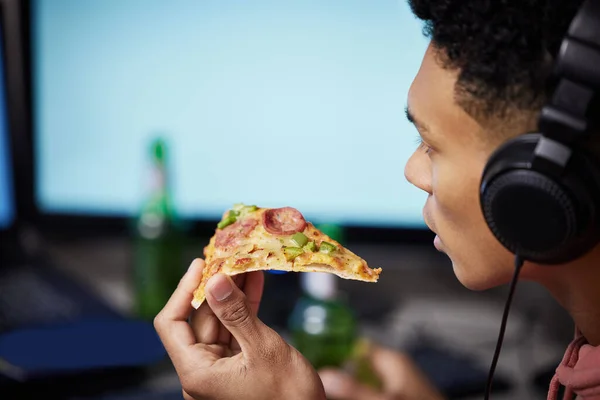 Közelkép Egy Fiatalemberről Aki Pizzát Eszik Miközben Otthon Videojátékozik — Stock Fotó