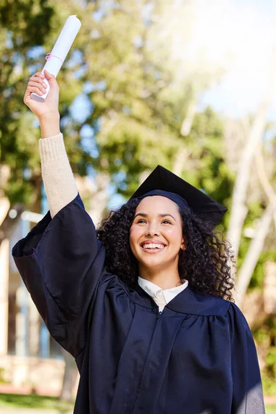 Foto Una Joven Animando Día Graduación — Foto de Stock