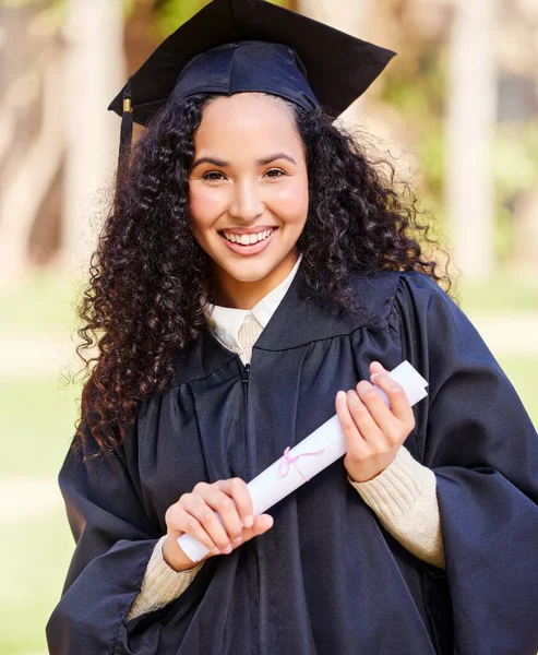 卒業の日に卒業証書を持っている若い女性の肖像画 — ストック写真