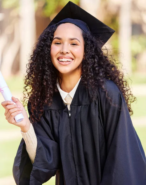 毕业典礼上持有毕业证书的年轻女子的画像 — 图库照片