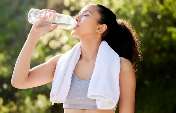 Shot Young Woman Drinking Water Workout — 스톡 사진