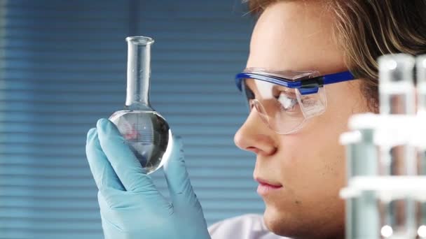 Male Scientist Filling Bottle Experiment Chemistry Experiment Scientist — 图库视频影像