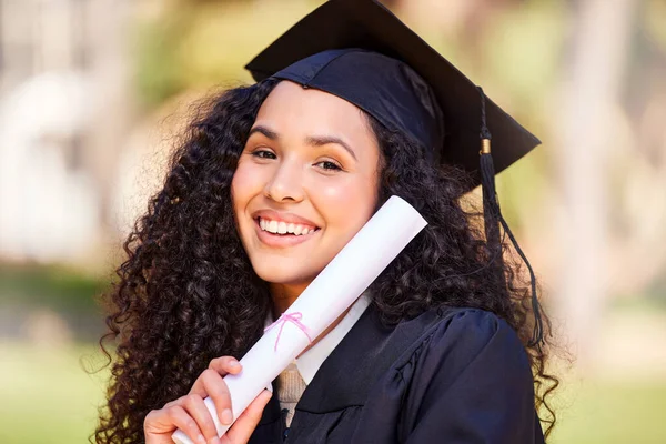 卒業の日に卒業証書を持っている若い女性の肖像画 — ストック写真