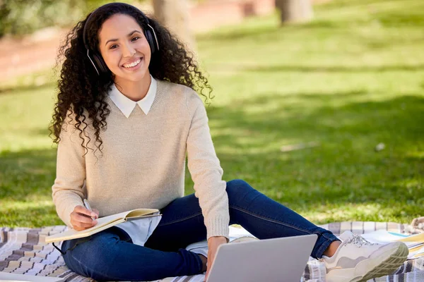 Знімок Красивого Молодого Студента Який Використовує Свій Ноутбук Розслабляючись Траві — стокове фото