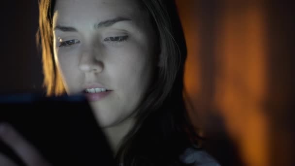 Βίντεο Μια Νεαρή Γυναίκα Χρησιμοποιεί Ψηφιακή Ταμπλέτα Αργά Βράδυ — Αρχείο Βίντεο