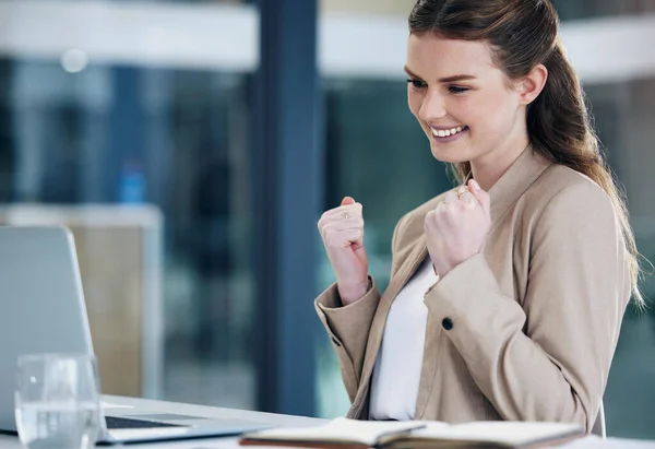 Zdjęcia Młodej Bizneswoman Wiwatującej Podczas Pracy Laptopie Biurze — Zdjęcie stockowe