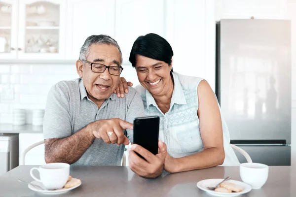 Shot Senior Couple Using Phone Home — Zdjęcie stockowe