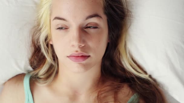 Βίντεο Μια Νεαρή Γυναίκα Ξυπνάει Στο Κρεβάτι Και Αισθάνεται Δυστυχισμένη — Αρχείο Βίντεο