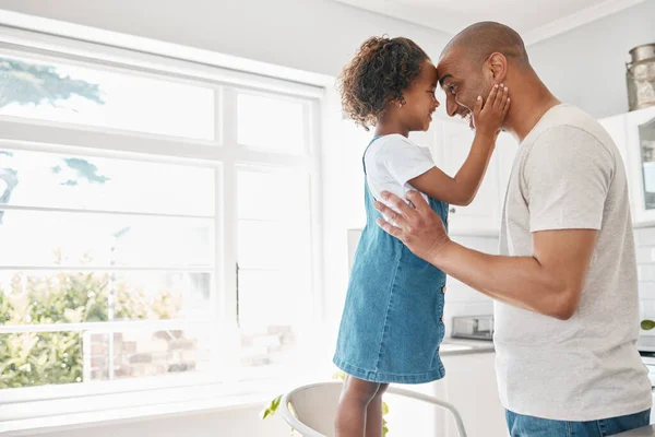 Shot Van Een Jonge Vader Dochter Die Samen Tijd Thuis — Stockfoto