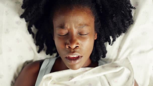 Nagranie Wideo Młodej Kobiety Budzącej Się Łóżku Bólem Głowy — Wideo stockowe