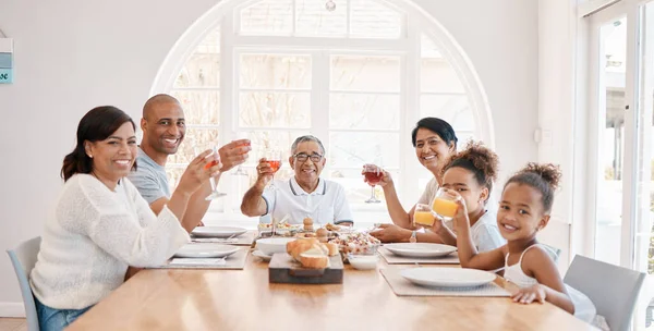 Aufnahme Einer Familie Beim Gemeinsamen Mittagessen — Stockfoto