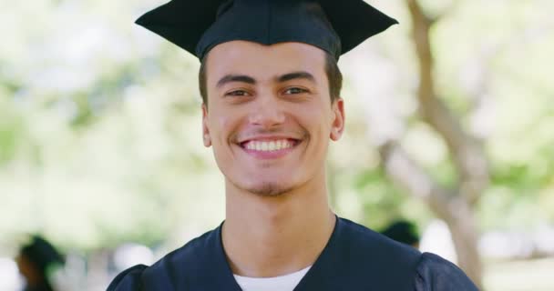 Retrato Joven Estudiante Graduación Joven Erudito Varón Alegre Pie Una — Vídeo de stock