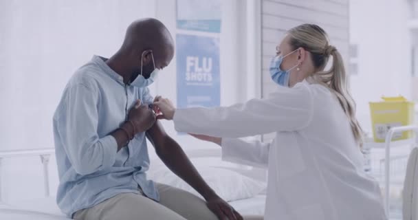 Жінка Лікар Вводить Шприц Таємною Вакциною Руку Пацієнта Чоловічої Статі — стокове відео