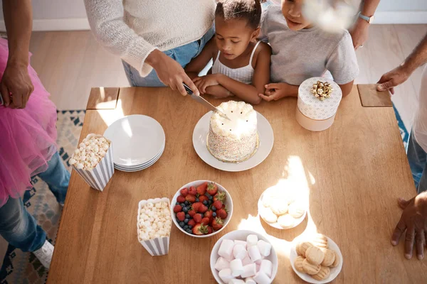 Shot Family Preparing Eat Cake Birthday Party Home — Stock Photo, Image