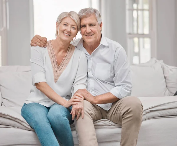 Tiro Casal Idosos Relaxando Sofá Casa — Fotografia de Stock