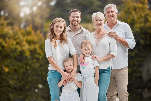 Portrait Smiling Multi Generation Caucasian Family Standing Close Together Garden — Stock Photo, Image
