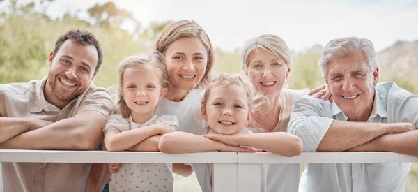 Portrait Happy Smiling Caucasian Family Standing Together Garden Home Little — ストック写真