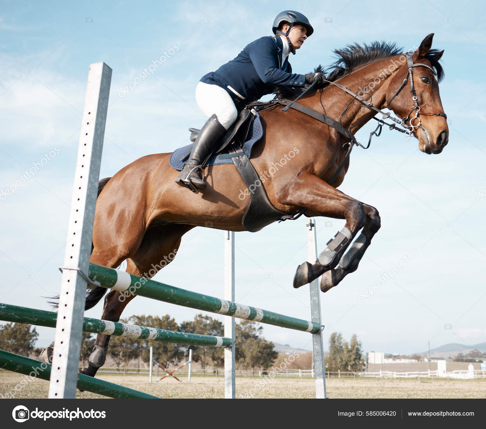 Full Length Shot Young Female Rider Jumping Hurdle Her Horse fotos, imagens  de © PeopleImages.com #585006420