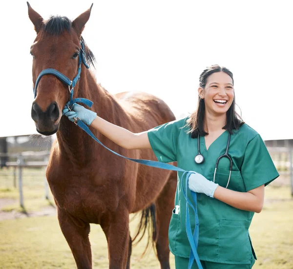 Shot Attractive Young Veterinarian Standing Alone Attending Horse Farm — Zdjęcie stockowe