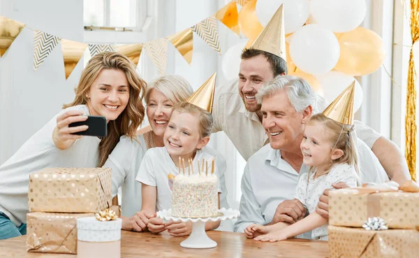 Zdjęcie Szczęśliwej Rodziny Robiącej Sobie Selfie Podczas Urodzin Domu — Zdjęcie stockowe