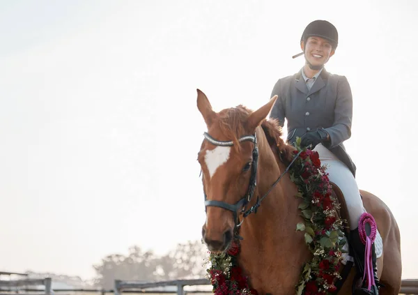 Cropped Shot Young Female Jockey Sitting Her Wreath Wearing Horse — 图库照片
