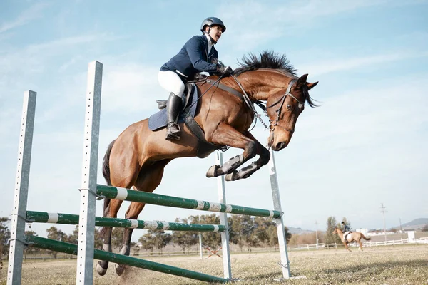 Full Length Shot Young Female Rider Jumping Hurdle Her Horse — ストック写真
