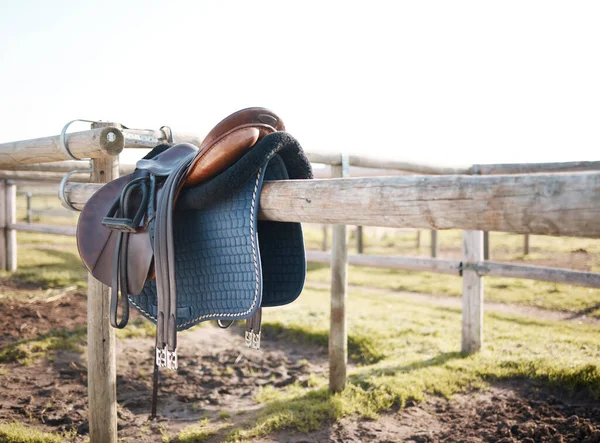 Tir Une Selle Sur Poteau Extérieur — Photo