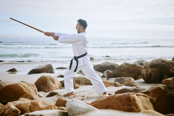 Aufnahme Eines Jungen Kampfsportlers Der Karate Mit Einem Hölzernen Katana — Stockfoto