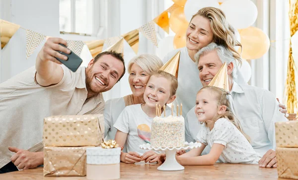 Fotografía Una Familia Feliz Tomando Selfies Mientras Celebra Cumpleaños Casa — Foto de Stock