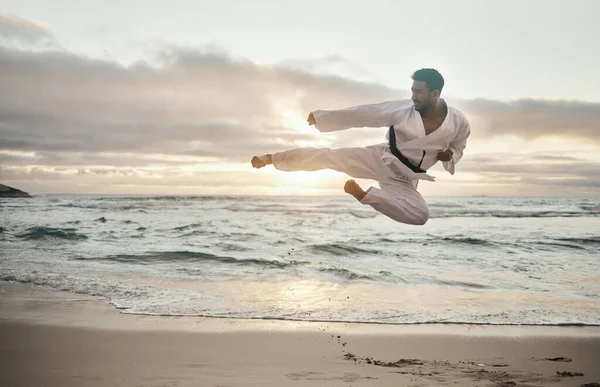 Shot Young Martial Artist Practising Karate Beach — Stock fotografie