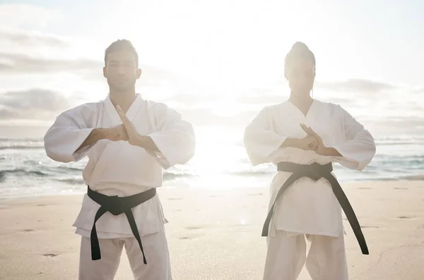 Cropped Shot Two Young Martial Artists Practicing Karate Beach — Stock fotografie