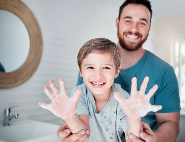 Banyoda Babasıyla Birlikte Duran Sabunlu Ellerini Kaldıran Bir Çocuğun Portresi — Stok fotoğraf