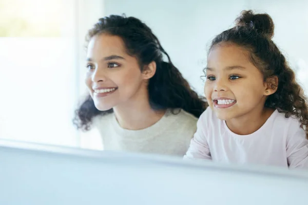 Shot Young Mother Daughter Admiring Clean Teeth Bathroom Home — Foto Stock