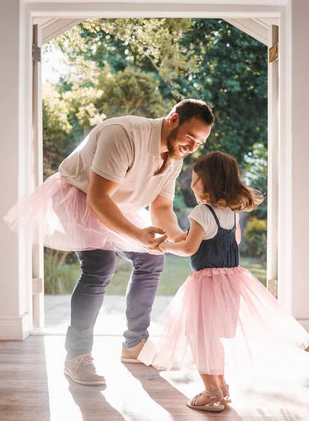 Знімок Чарівної Молодої Дівчини Батько Танцює Разом Вдома — стокове фото