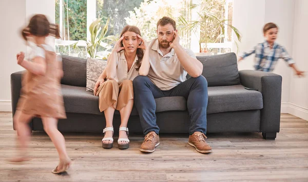 Shot Young Couple Looking Overwhelmed While Children Plays Game Chase — Stock fotografie