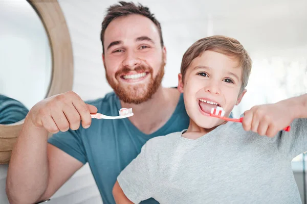 Zastřelen Malý Chlapec Jeho Otec Jak Doma Čistí Zuby — Stock fotografie