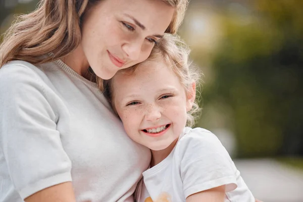 Primer Plano Amorosa Madre Caucásica Dándole Adorable Hija Abrazo Mientras — Foto de Stock